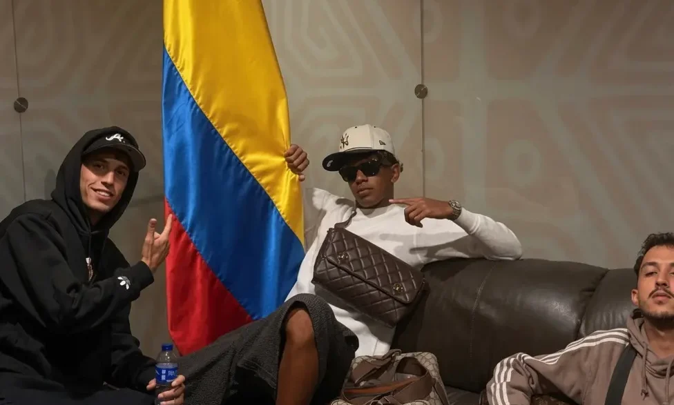 Lamine Yamal posando junto a la bandera de Colombia con sus amigos.