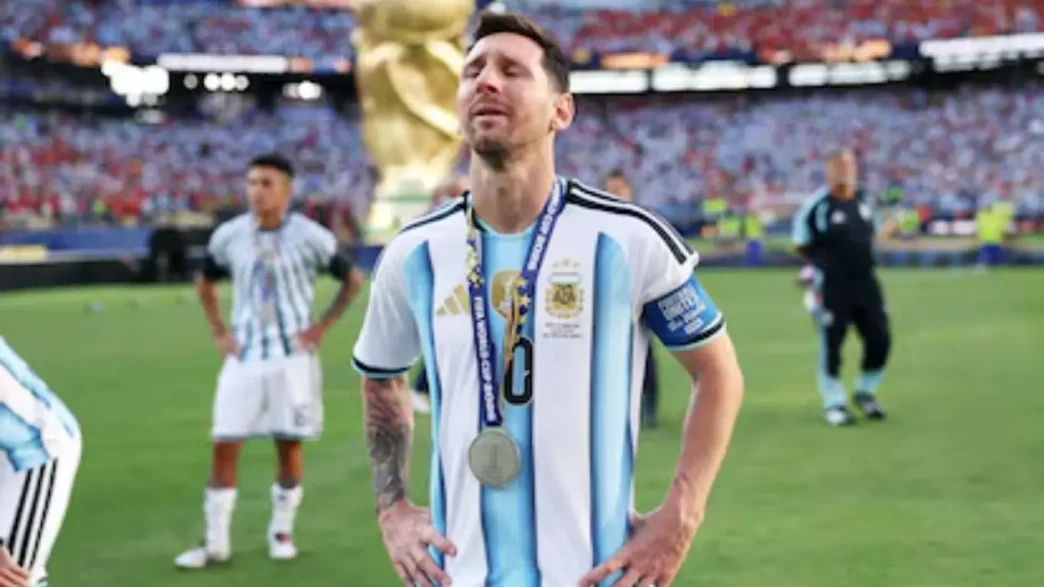 Lionel Messi luciendo una medalla de plata con la camiseta de la selección argentina tras la final del Mundial
