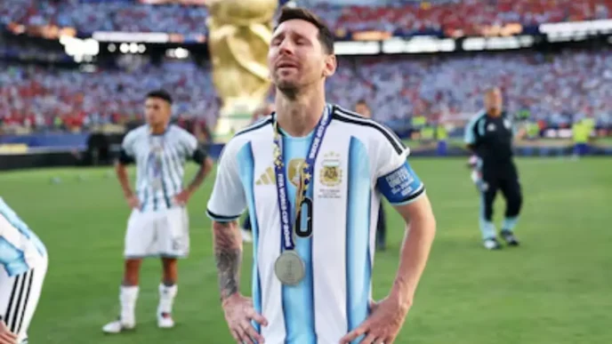 Lionel Messi luciendo una medalla de plata con la camiseta de la selección argentina tras la final del Mundial