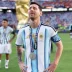 Lionel Messi luciendo una medalla de plata con la camiseta de la selección argentina tras la final del Mundial