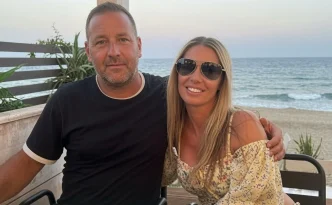 Lisa Fryett y su pareja Simon Batchelor sonrientes antes de la tragedia en los incendios forestales en España.