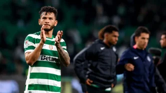 El delantero colombiano Luis Javier Suárez aplaudiendo con la camiseta verdiblanca del Sporting CP