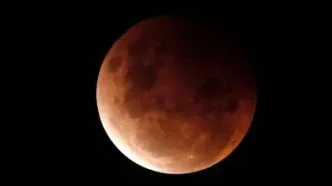 Espectacular vista de la Luna de Sangre durante un eclipse lunar total brillando en el cielo nocturno