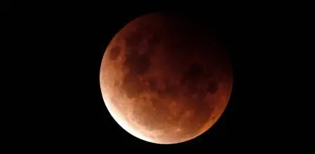 Espectacular vista de la Luna de Sangre durante un eclipse lunar total brillando en el cielo nocturno