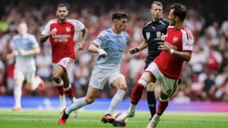 Futbolistas del Arsenal y del Manchester City disputando el balón durante la final de la Community Shield