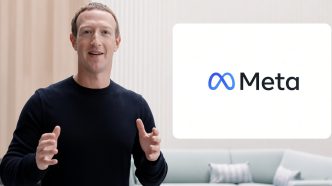Mark Zuckerberg hablando junto al logotipo corporativo de Meta