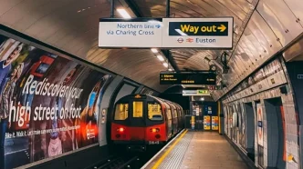 Andén y tren detenido en una estación del metro subterráneo de Londres