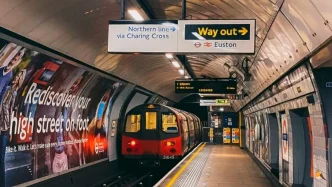 Andén y tren detenido en una estación del metro subterráneo de Londres