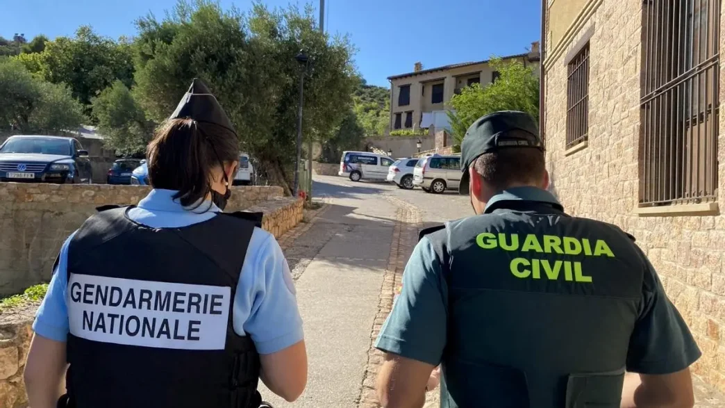 Agentes de la Gendarmerie Nationale y de las fuerzas de seguridad en una operación conjunta.