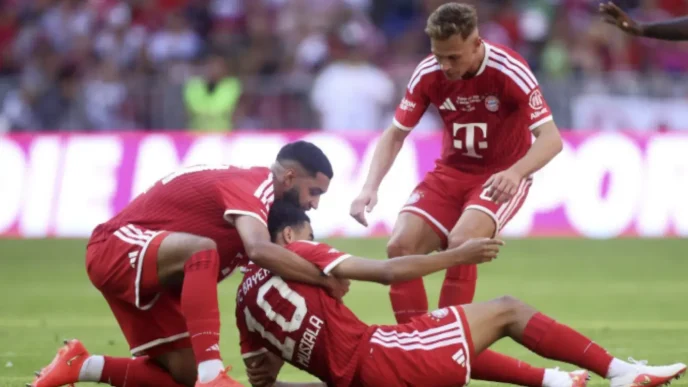 Jugadores del Bayern Múnich socorriendo a Jamal Musiala tras su desvanecimiento en el campo