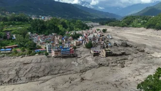 Vista aérea de una localidad afectada por severas inundaciones y acumulación de lodo en Nepal