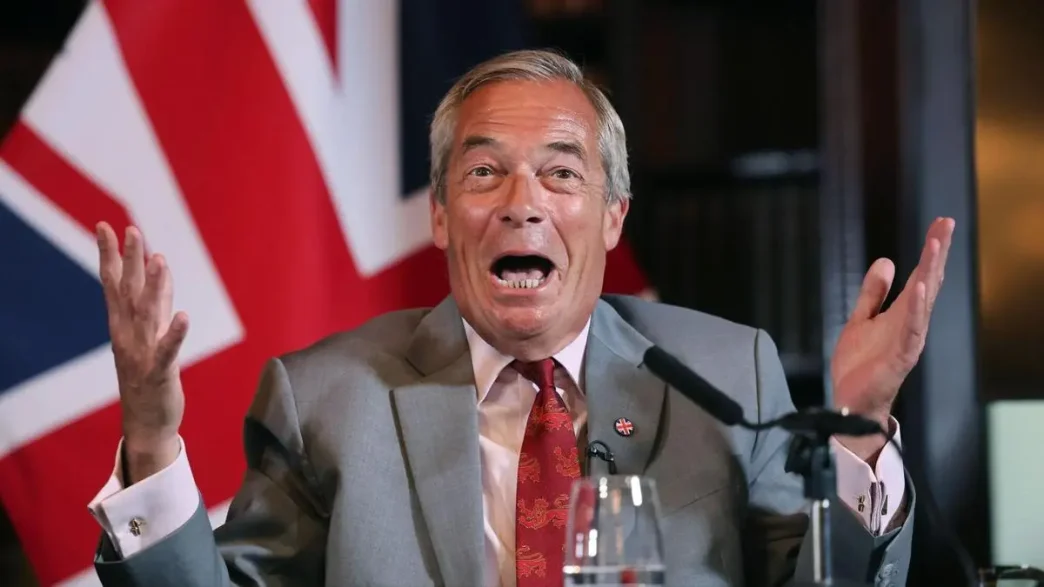 Nigel Farage gesticulando durante una rueda de prensa tras su reelección como diputado por Clacton.