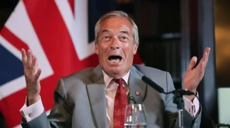Nigel Farage gesticulando durante una rueda de prensa tras su reelección como diputado por Clacton.