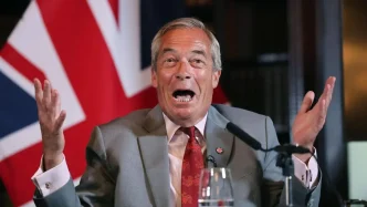 Nigel Farage gesticulando durante una rueda de prensa tras su reelección como diputado por Clacton.