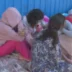 Menores migrantes sentadas en el suelo en una zona exterior de Ceuta