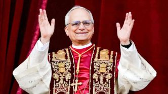 El papa León XIV sonriendo y saludando durante una aparición pública.