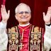 El papa León XIV sonriendo y saludando durante una aparición pública.