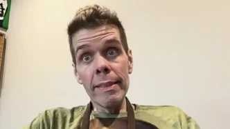 Retrato del bloguero estadounidense Perez Hilton durante una videollamada.