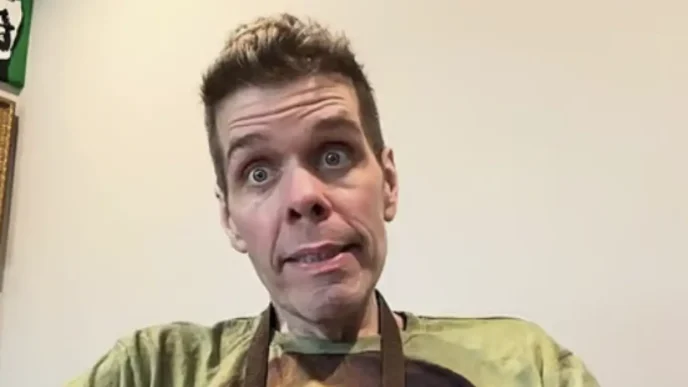 Retrato del bloguero estadounidense Perez Hilton durante una videollamada.