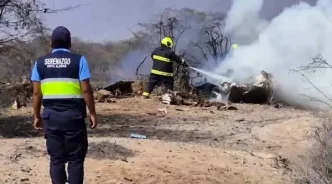 Equipos de emergencia y bomberos trabajando en la zona del accidente de la avioneta en Perú.