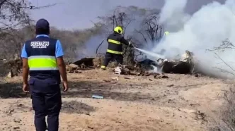 Equipos de emergencia y bomberos trabajando en la zona del accidente de la avioneta en Perú.