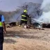 Equipos de emergencia y bomberos trabajando en la zona del accidente de la avioneta en Perú.