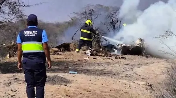 Equipos de emergencia y bomberos trabajando en la zona del accidente de la avioneta en Perú.