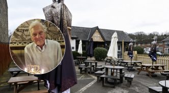 Fotografía en medallón de Phillip Ormerod sonriendo frente a una tarta de cumpleaños con el pub The Crow's Nest de fondo
