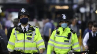 Agentes de policía británica patrullando en la vía pública.