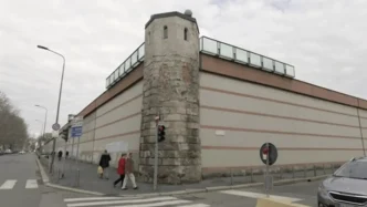 Vista exterior del muro perimetral y torre de una prisión de máxima seguridad