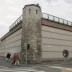 Vista exterior del muro perimetral y torre de una prisión de máxima seguridad