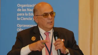 El médico y político uruguayo Raúl Germán Rodríguez interviniendo en la sede de la UNESCO en París.