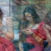 Jóvenes utilizando sus teléfonos móviles rodeadas por un gráfico de iconos de redes sociales