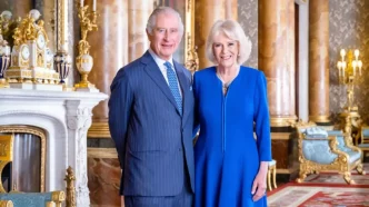 Retrato oficial del rey Carlos III y la reina Camila en un salón del palacio