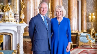 Retrato oficial del rey Carlos III y la reina Camila en un salón del palacio