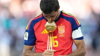 Rodri Hernández besando un trofeo vistiendo la camiseta de la selección española