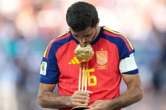 Rodri Hernández besando un trofeo vistiendo la camiseta de la selección española