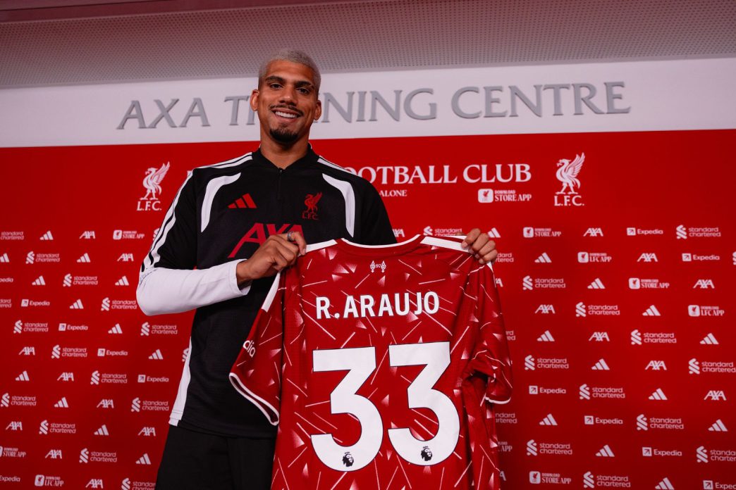 Ronald Araújo posa sonriente con la camiseta del Liverpool luciendo el dorsal 33 en el centro de entrenamiento