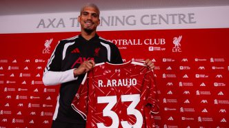Ronald Araújo posa sonriente con la camiseta del Liverpool luciendo el dorsal 33 en el centro de entrenamiento