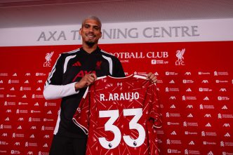 Ronald Araújo posa sonriente con la camiseta del Liverpool luciendo el dorsal 33 en el centro de entrenamiento