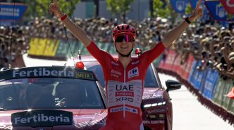 Tadej Pogačar celebrando eufórico su victoria de etapa enfundado en el maillot rojo