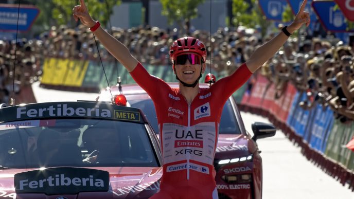 Tadej Pogačar celebrando eufórico su victoria de etapa enfundado en el maillot rojo