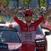 Tadej Pogačar celebrando eufórico su victoria de etapa enfundado en el maillot rojo