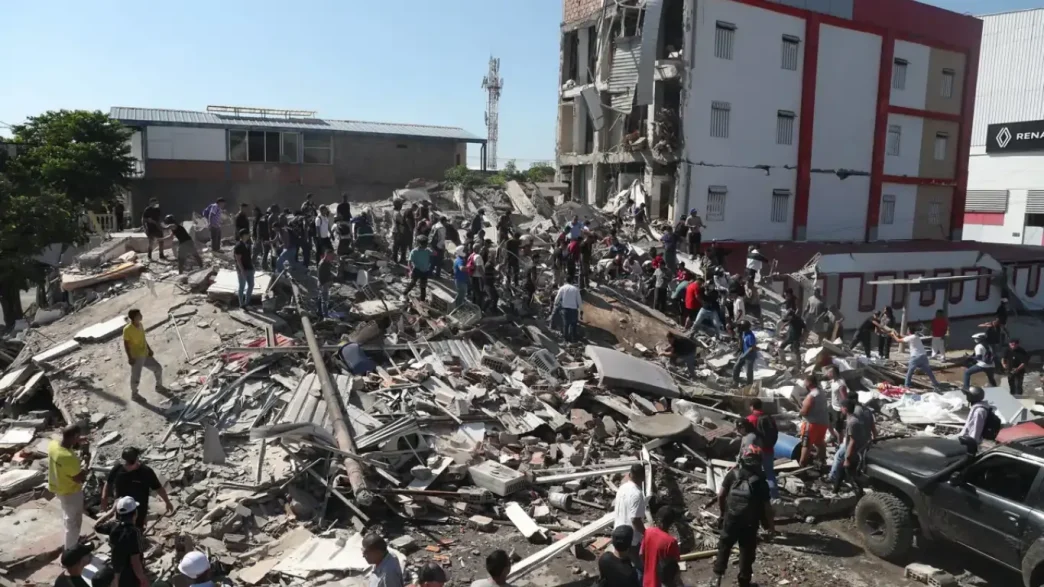 Personas y rescatistas trabajando entre los escombros de edificios colapsados tras el terremoto en Colombia