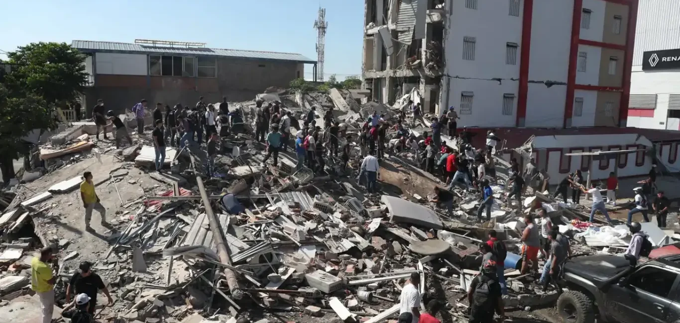 Personas y rescatistas trabajando entre los escombros de edificios colapsados tras el terremoto en Colombia