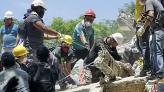 Equipos de rescate trabajando entre escombros tras el terremoto en Colombia