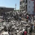 Personas y rescatistas trabajando entre los escombros de edificios colapsados tras el terremoto en Colombia