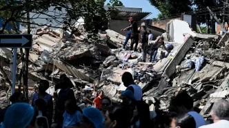 Labores de rescate entre escombros de edificios colapsados tras el terremoto en Colombia