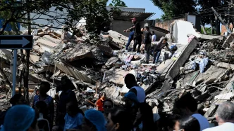 Labores de rescate entre escombros de edificios colapsados tras el terremoto en Colombia