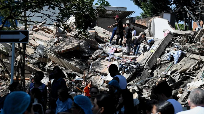 Labores de rescate entre escombros de edificios colapsados tras el terremoto en Colombia